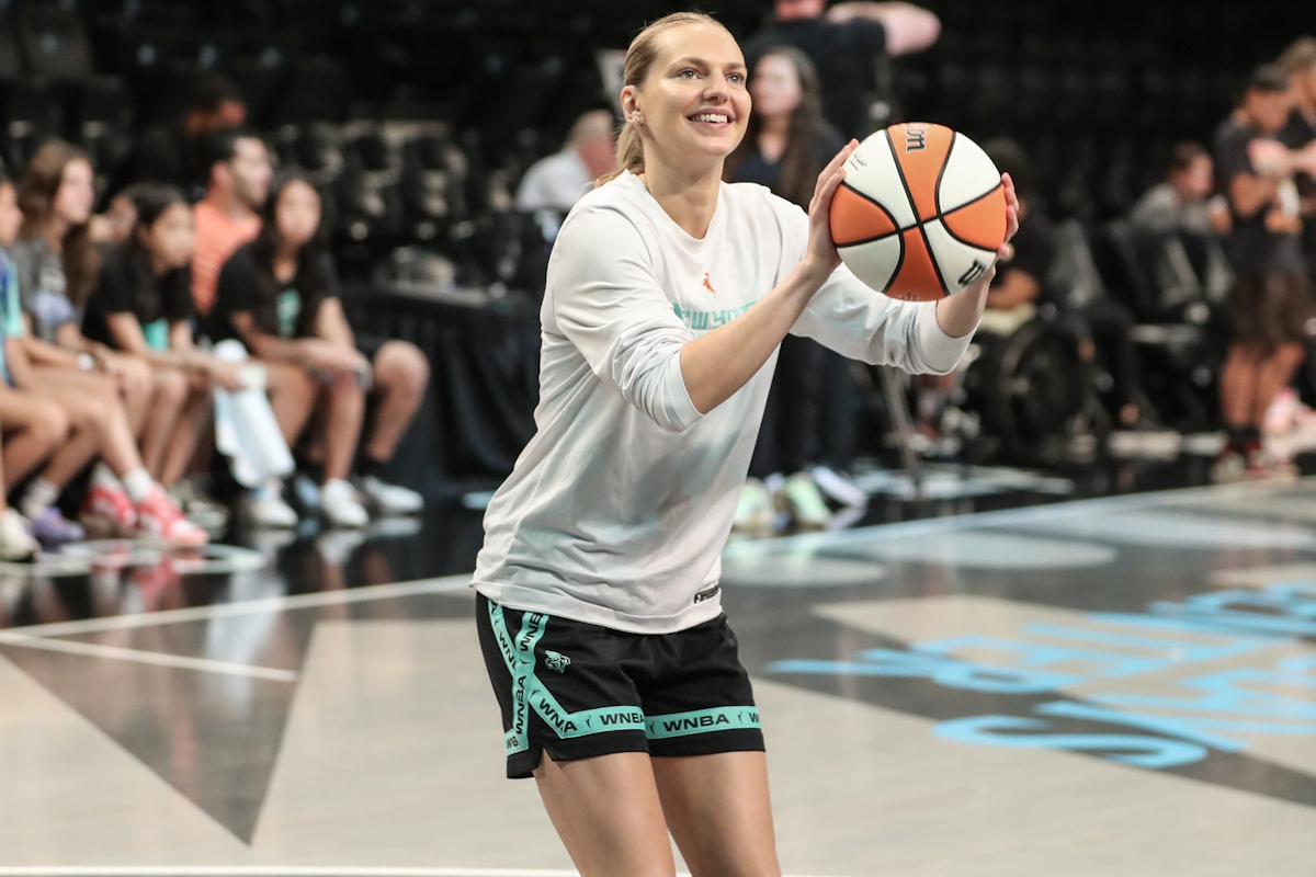 WNBA Marine Johannès égale son record de points de la saison contre Phoenix Basket 221