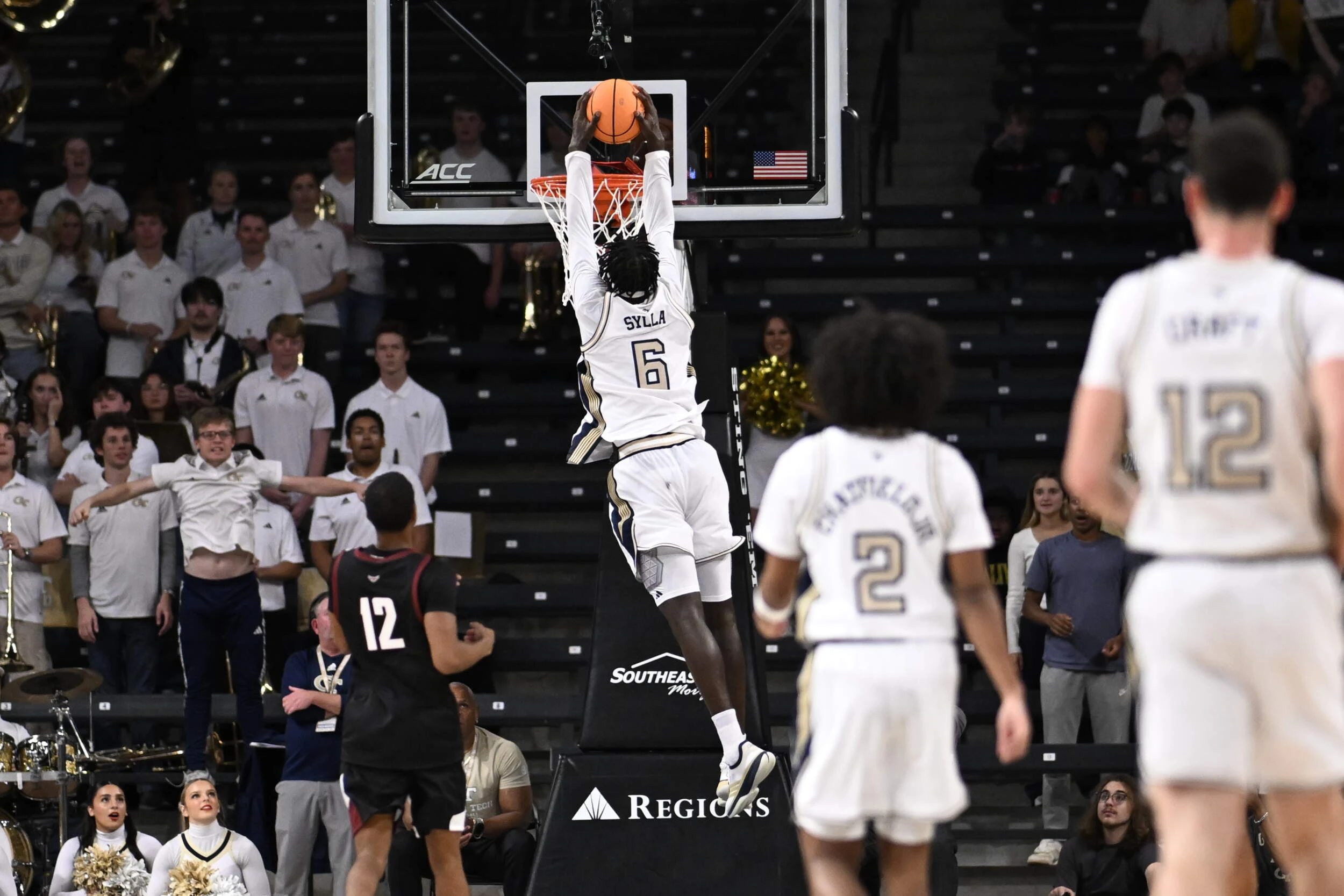 Mouhamed Sylla enflamme le McCamish Pavilion pour ses débuts universitaires